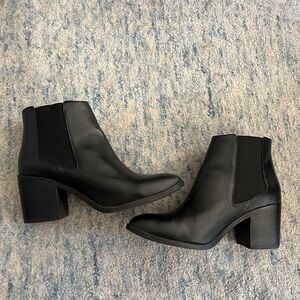 Nisolo Heeled Chelsea Boots in Black
